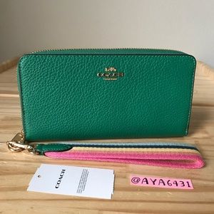 Coach wallet🎈🎈